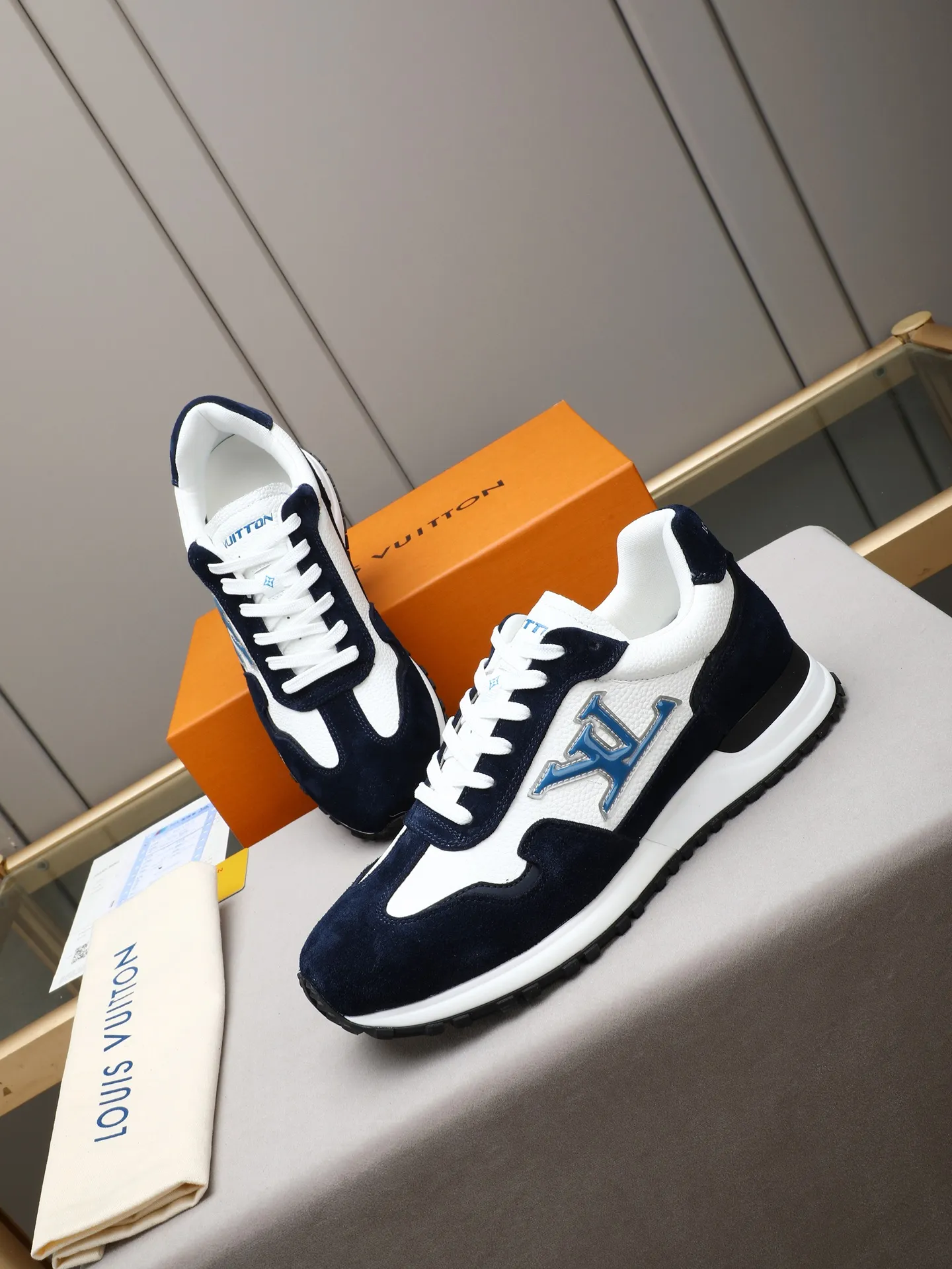 PP600 Louis Vuitton LV Run Men's Sports Shoes LV Run men's sports shoes are made of cowhide leather, low-key and luxurious. The tongue and heel are embellished with classic logos, giving it a full sense of hierarchy. The rubber sole has strong grip and wear resistance, suitable for daily wear or light sports scenes, and has a full sense of quality🎬size: 39-44 (customized at 38.45.46)